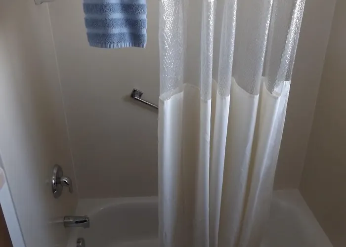 Lazy B Motel *